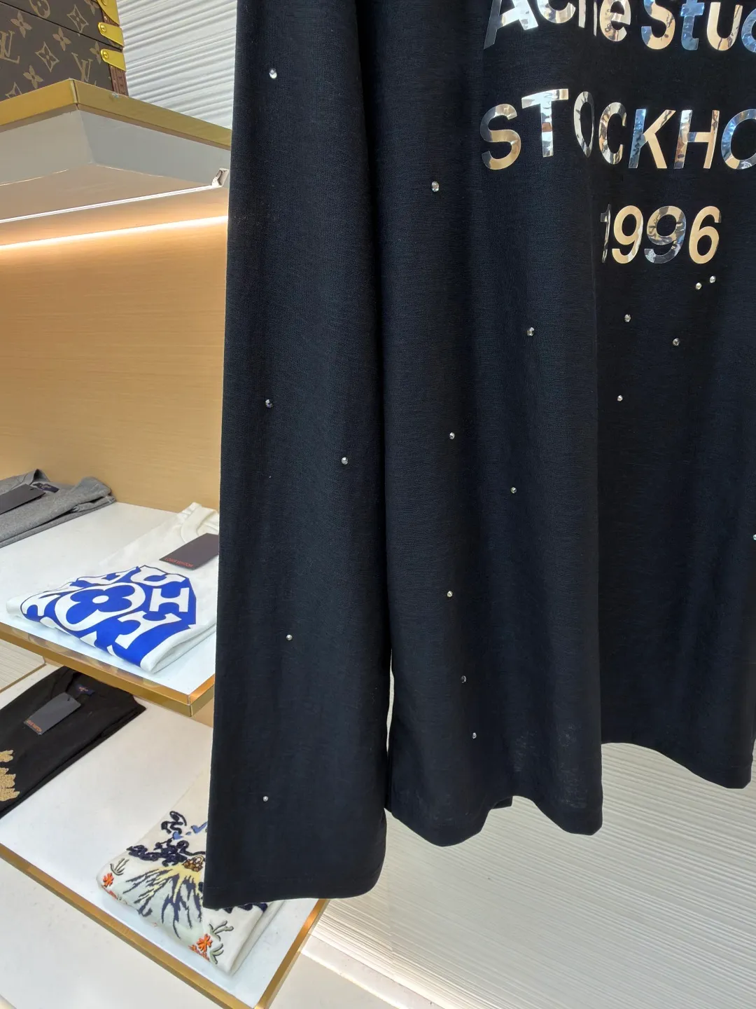 Acne Studios laser hot rhinestone long sleeves ●Original version: purchased and developed by 6519 ●Item number: 1682158-A15 ●Fabric: linen fabric ●Technology: Printed heat transfer ●Color: black ●Type: loose version ●Weight: about 215 grams ●Size: S-M-L ●Description: The original version was purchased from Hangzhou National Specialty School for 4700. The fabric is made of 85% cotton + 15% linen. Printed heat transfer technology + imported laser material. It is paired with positioning hot-drilling technology. Customized accessories. Same style for men and women. Full of street feel. The workmanship details are very good. The overall wiring is straight and delicate, the fabric is comfortable and soft, and the color is consistent without color difference. It can be matched with the same style to create a fashionable look and control various occasions. Customized accessories, complete with three standards, same style for men and women!